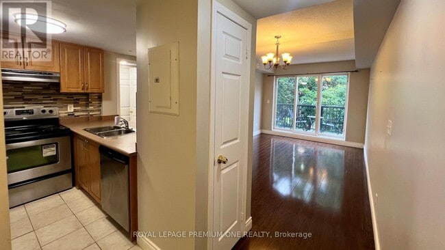 Photo du bâtiment - 3041-3041 Finch Ave W