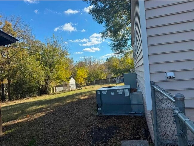 Building Photo - 305 Smith St