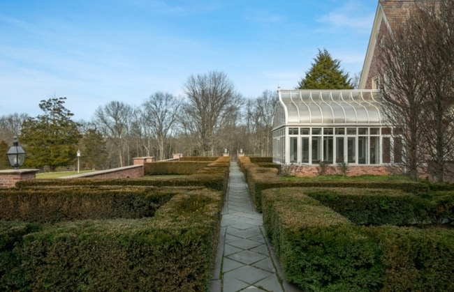 Foto del edificio - 581 Pottersville Rd