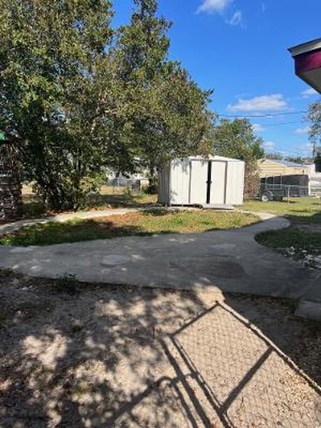 Building Photo - Cute Remodeled Deltona Beauty Call Sheila C 407-687-7900