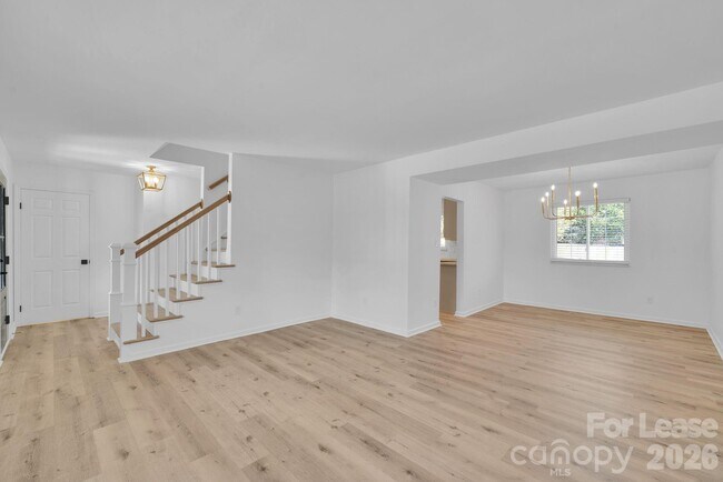 Foto del edificio - 7404 Shadowlake Dr