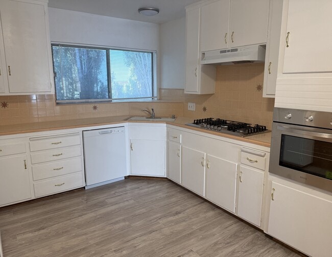 Building Photo - 330 E Fairview Ave