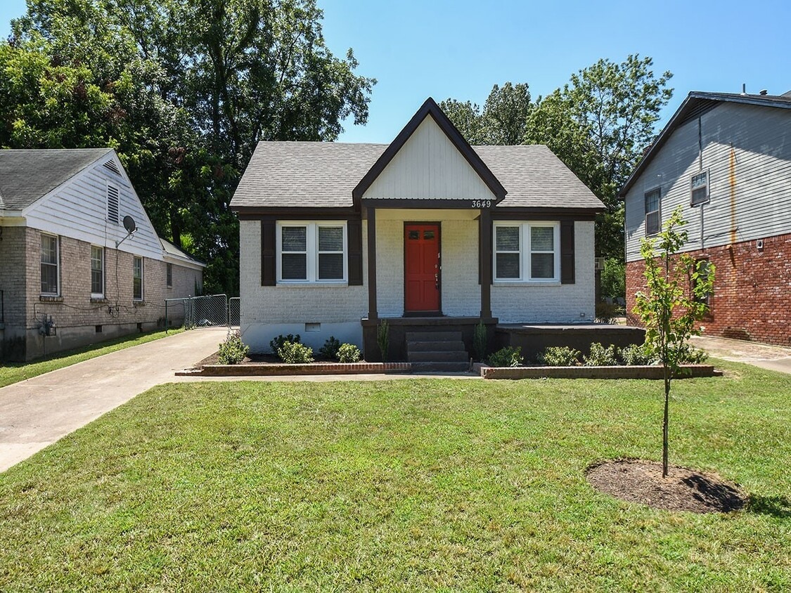 3 Bed, 2 Bath near UOM - 3 Bed, 2 Bath near UOM