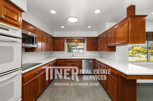 Building Photo - Beautiful 3 Bedroom Home!