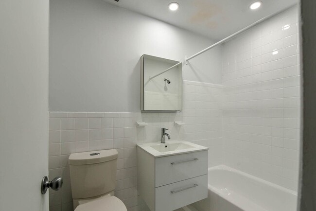 Building Photo - 3495 Av. Van Horne