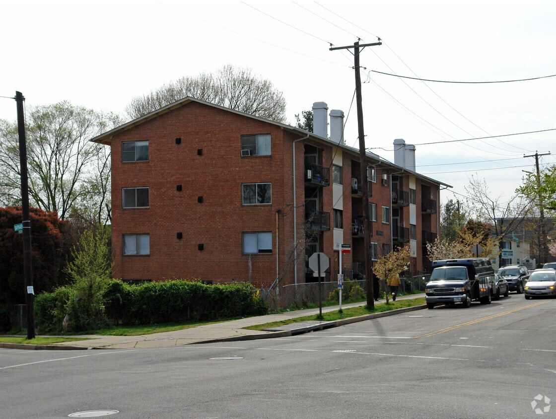Foto principal - 701-705 Chesapeake St SE