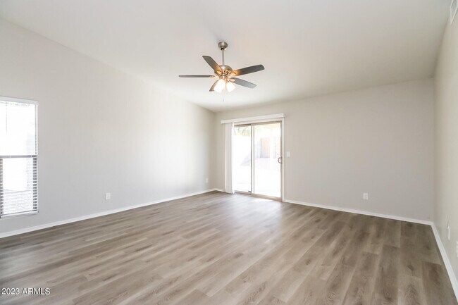 Foto del edificio - 10031 S 49th St