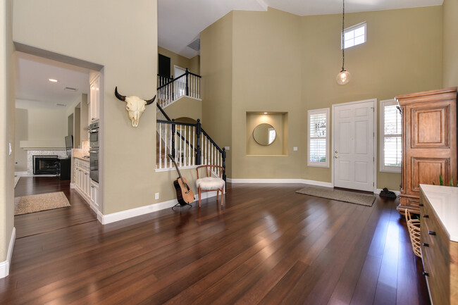Building Photo - Great Location! Clean, Renovated, Beautifu...