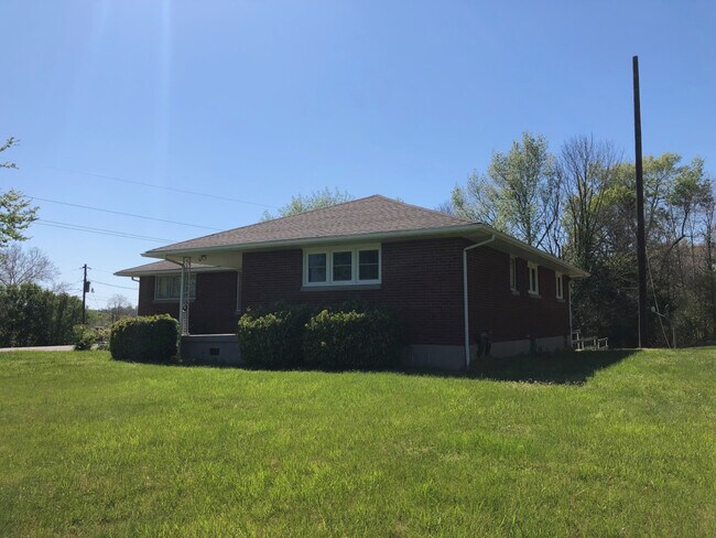 Building Photo - 206 Houchins Ferry Rd