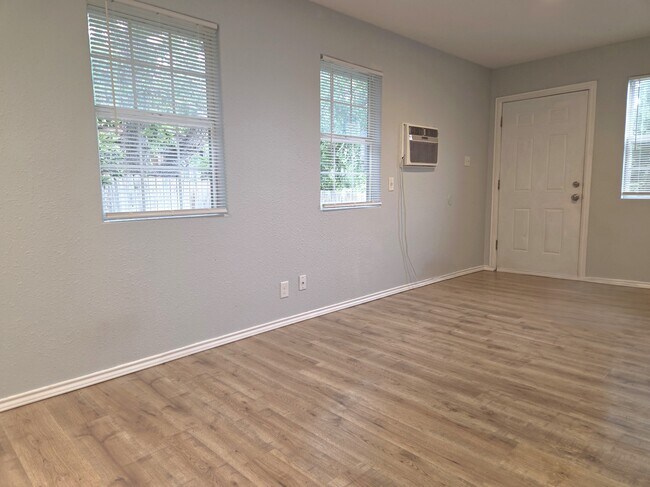 Building Photo - 513 Wolf St