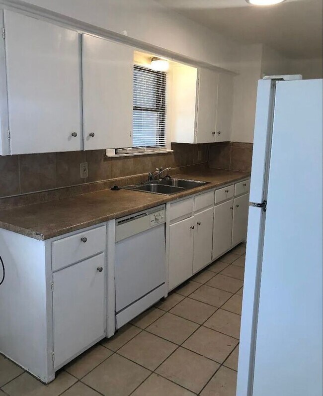 Foto del edificio - 3 bedroom 2 bathroom house in great location!