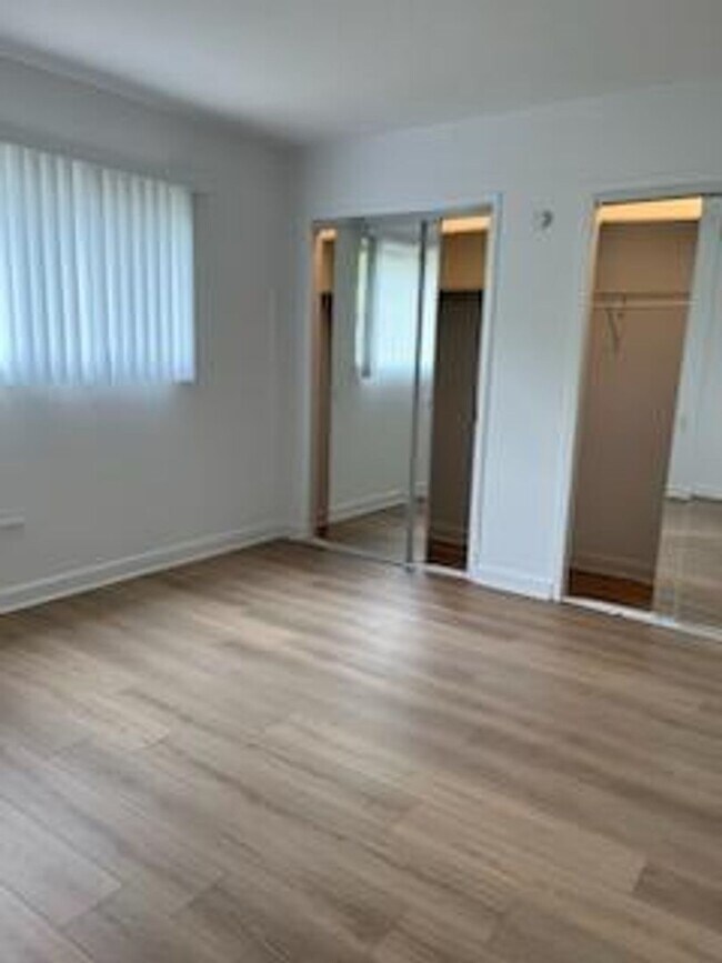 Foto del edificio - Elmhurst One Bedroom Apartment ~ Parking Included ~ Cats Welcome