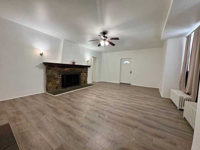 Building Photo - 2 Hollowbrook Pl