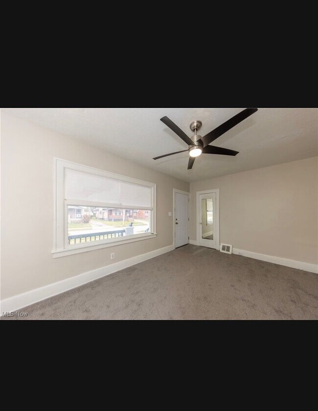 Building Photo - Charming 4-Bedroom Property in Prime Location