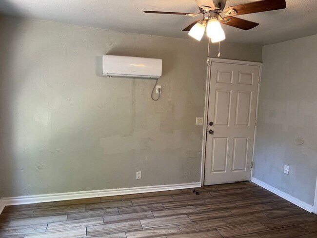 Building Photo - 2 Bed 1 Bath Newly Remodeled Home in Midwe...