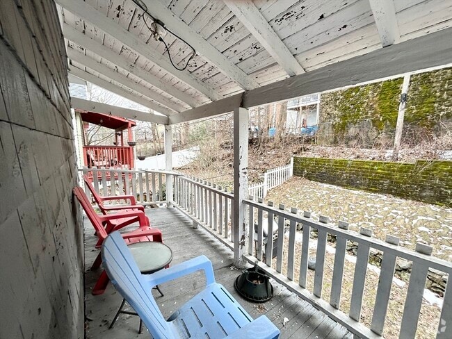 Building Photo - 122 Hillside St