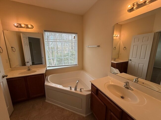 Building Photo - Spacious 2 Bed 2.5 Bath Town Home Available Now! Community Playground!