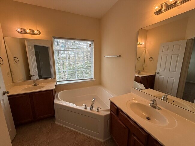 Foto del edificio - Spacious 2 Bed 2.5 Bath Town Home Available Now! Community Playground!