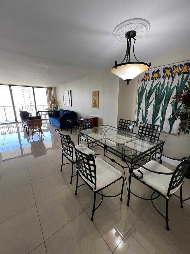 Building Photo - 1450 Brickell Bay Dr