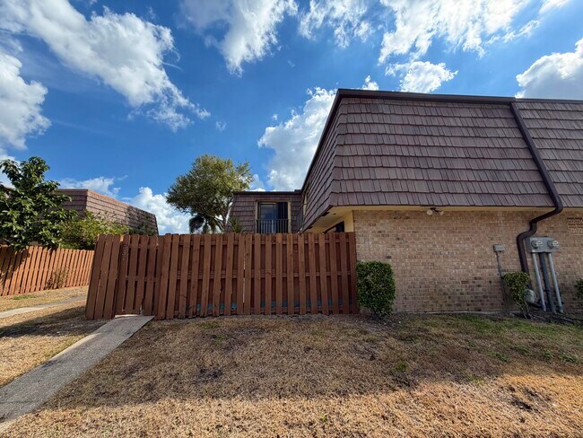 Foto del edificio - 731 Springdale Cir