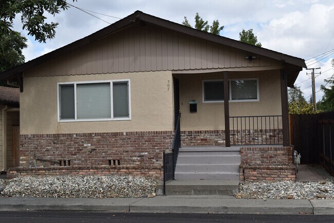 Foto del edificio - Remodeled 1 Bedroom and 1 Bath Downtown Home!