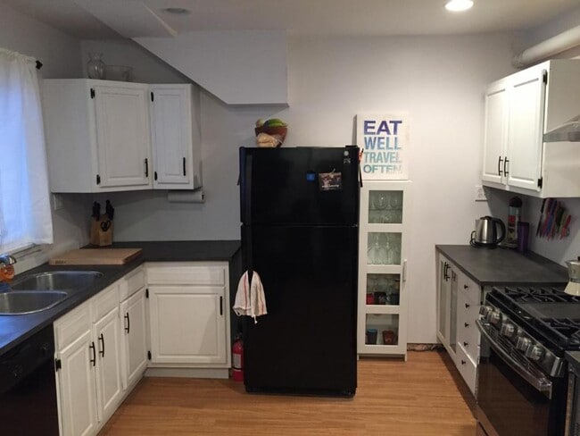 Building Photo - 513 56th St