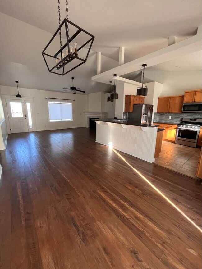 Building Photo - 365 NE Greystone Loop
