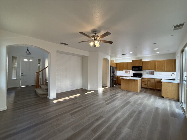 Building Photo - 3 Bedroom 3 Bath Beauty in West Sacramento!