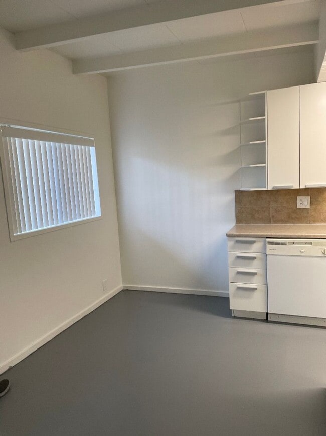 Building Photo - 540 S Mountain View Dr