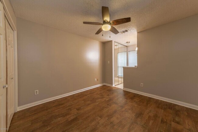 Dormitorio #1 - 913 St Landry St