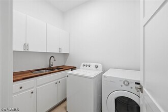 Building Photo - 1232 Royal Palm Dr