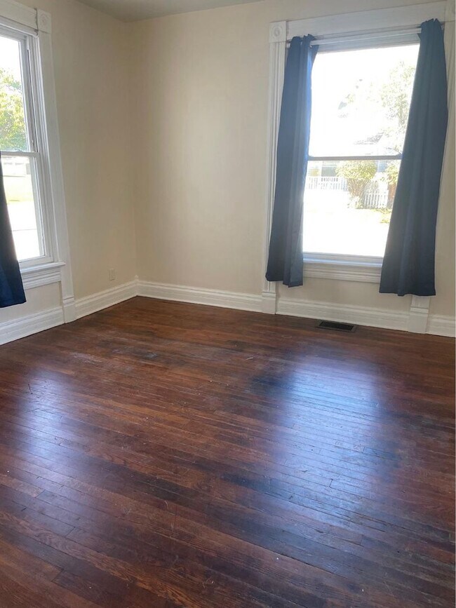 Foto del edificio - Main floor unit