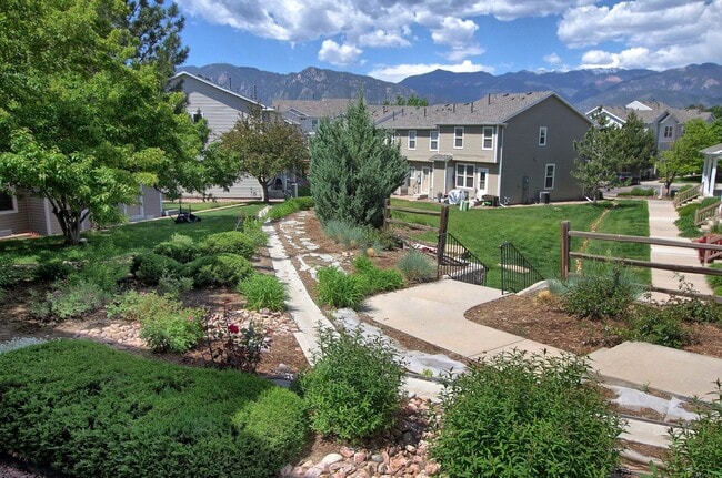 Foto del edificio - Beautiful 2 Bedroom Townhome with Mountain Views in The Bluffs at Springs Creek!