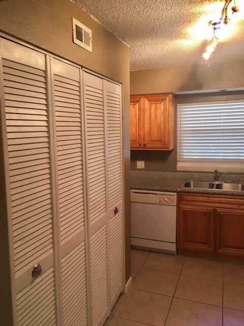 Building Photo - 2 bedroom in Jacksonville FL 32256