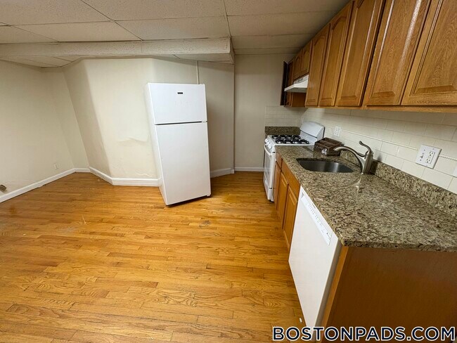 Foto del edificio - 43 Bay State Rd