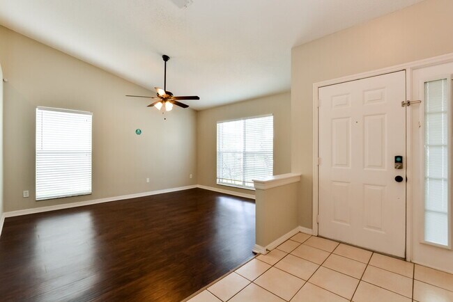 Building Photo - 622 Queensbridge Dr