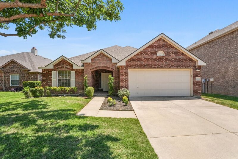 Foto principal - 1916 Creek Crossing Dr