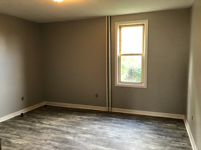 Building Photo - Carnegie - 2 BR First Floor Apartment, Lam...
