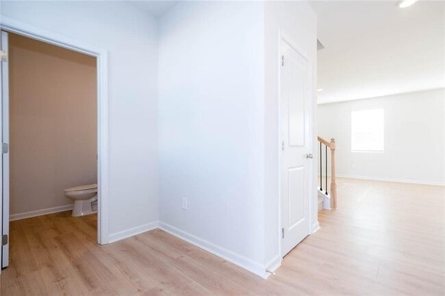 Building Photo - 242 Lookout Dr