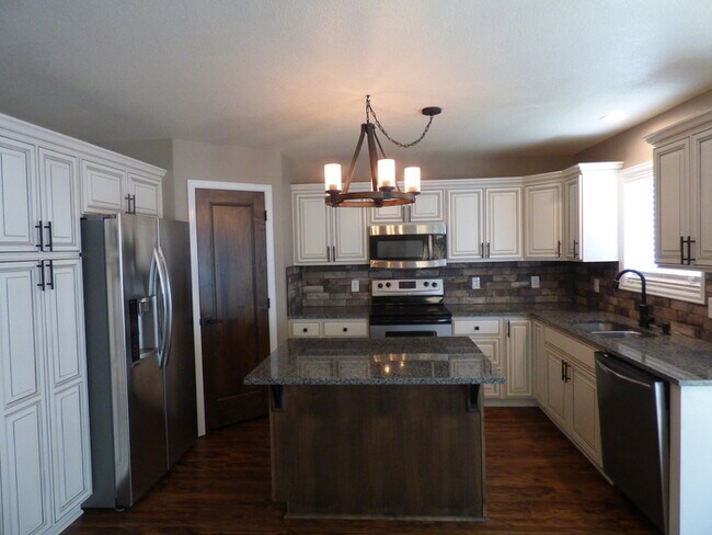 Foto del edificio - Stunning 4 bedroom/ 2.5 bath home with 2 car Attached Garage in Fort Collins, Colorado