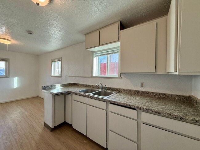 Building Photo - YOU DON'T WANT TO MISS THIS HOME THAT IS WALKING DISTANCE FROM DOWNTOWN REDMOND!!