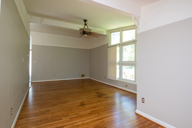 Building Photo - 318 Hillsboro Dr