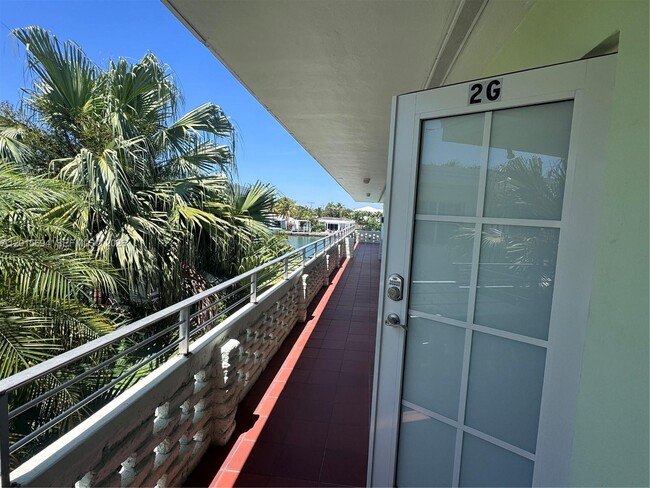 Foto del edificio - 8550 Byron Ave