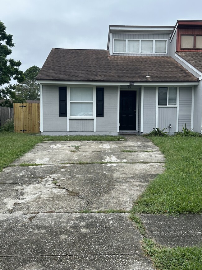 Building Photo - 2410 Seabury Pl N