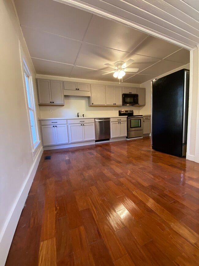 Building Photo - 333 E Catawba Ave