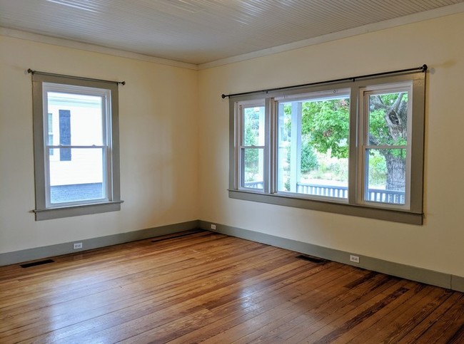 Building Photo - The Perfect Swannanoa Cottage!