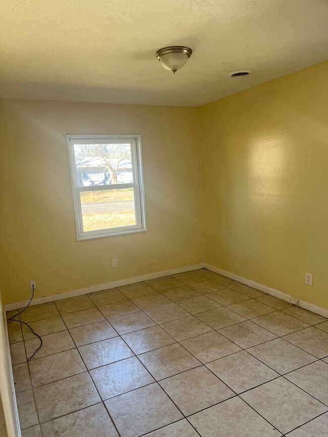 Building Photo - 2 Bedroom Home Midfield area