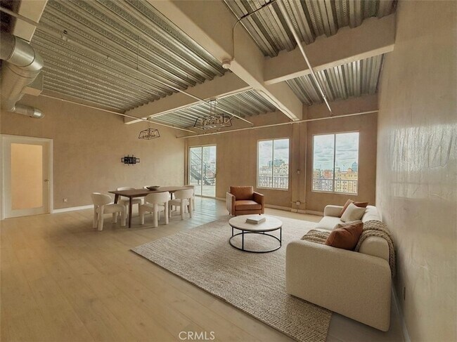 Foto del edificio - 312 W 5th St