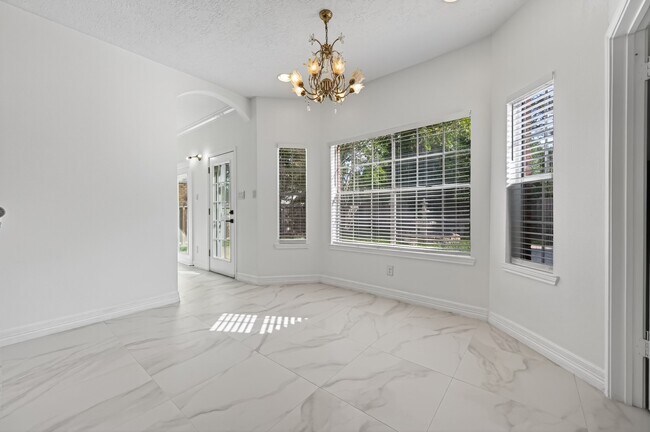 Foto del edificio - 2431 Parkwood Ln