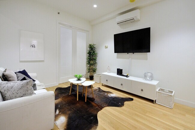 Foto del edificio - 353 W 46th St